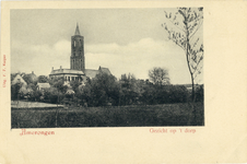 6892 Gezicht op de toren van de Nederlands Hervormde kerk en de achterzijde van enkele huizen aan de Drostestraat en de ...